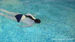 rhianna-underwater-breath-holding-arena_
